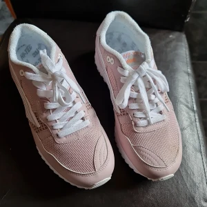 Snygga sneakers - Sneakers som användd endast 1 gång pga av för stor strl för mig. 