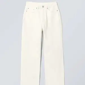 Säljer dessa vita jeans från weekday då de blivit för små. Knappt använda 💗
