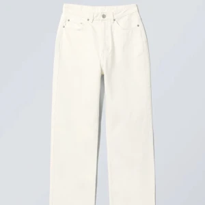 Vita jeans  - Säljer dessa vita jeans från weekday då de blivit för små. Knappt använda 💗