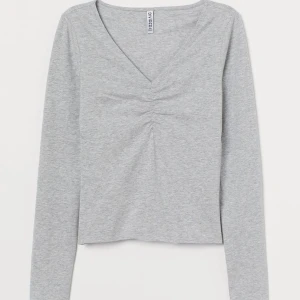söt grå topp - en söt långärmad grå topp med en ihoppdragning längst upp från h&m. storlek M men sitter som S, stretchigt material.