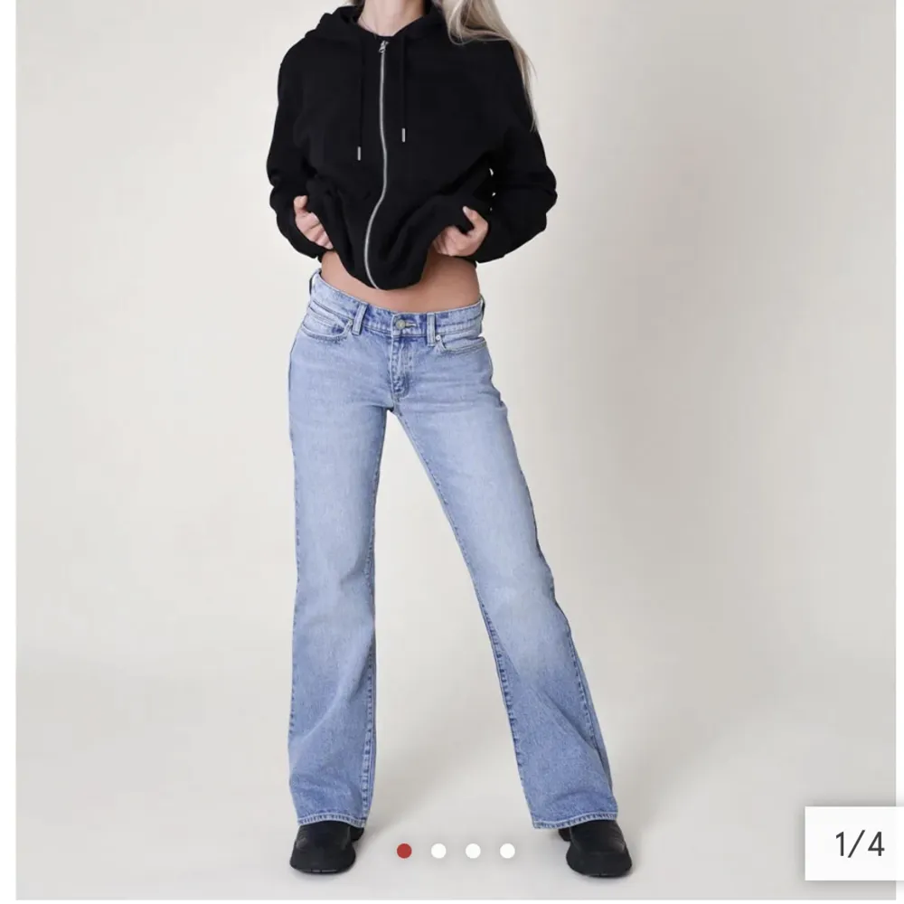 Säljer mina abrand jeans som endast är använda en gång! Storlek: 29  Nypris: 1329kr  Mitt pris: 600kr Säljer på grund av att de va aningen förstora för mig. . Jeans & Byxor.