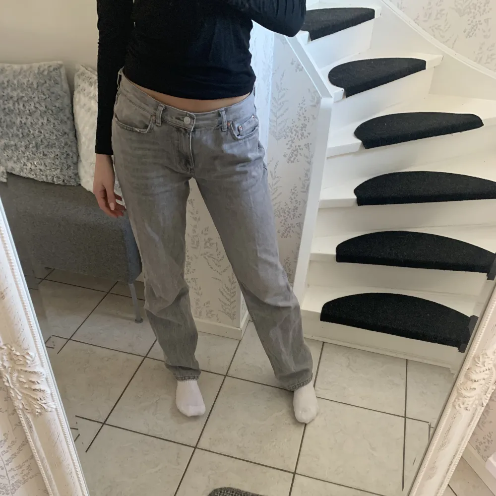 Snygga grå jeans från gina tricot, bra i längd på mig som är 176 som knappast är använda. Skriv för fler bilder❤️. Jeans & Byxor.