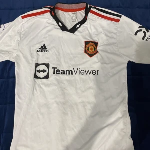 Manchester United tröja - En helt ny Manchester United tröja från släppet från iår. Kunden står för frakt!