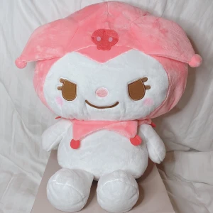 Super giga jumbo Pink plush Kuromi  - Stor Kuromi plushie från Osaka, Japan. Arkard exklusiv plushie 52 cm.