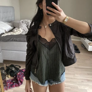 Trekvartsärmad bomberjacka  - Sjukt snygg och ball trekvartsärmad bomberjacka/kofta perfekt inför våren och sommaren!!🔥💕💕