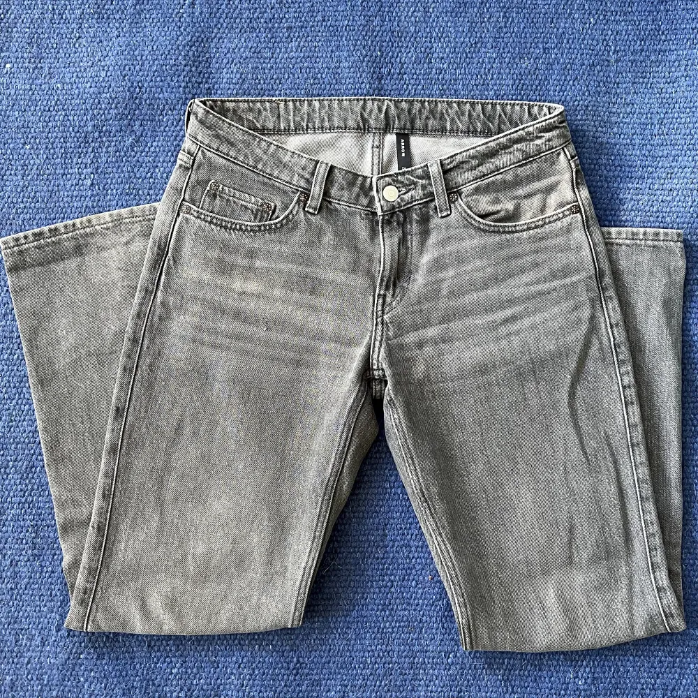 WEELDAY Arrow Low Straight Jeans, comet grey.  Storlek 27/30   Använda ett fåtal gånger och hittar endast en liten liten tråddragning att anmärka på.  Material 100% bomull.  Helt OK att komma med bud om priset känns för dyrt!🤠. Jeans & Byxor.