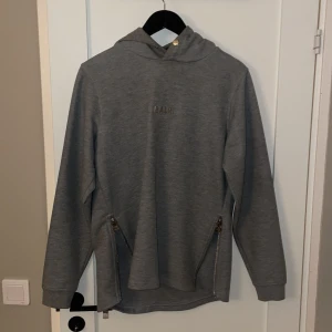 Balr Hoodie - Märke Balr hoodie skapad av fotbollspelaren van ser Weil!  Bra skick knappt använd! Strl S ( passar M)