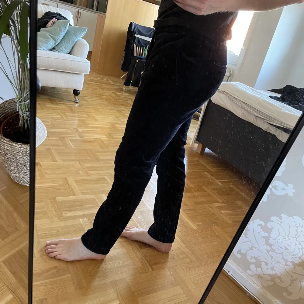 En supersnygg manchesterbyxa från Samsoe.  Min längd: 172 cm. Jeans & Byxor.