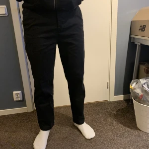 Chinosbyxor  - Svart/marinblå Chinosbyxor i storlek W32