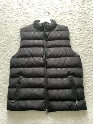 800 - Louis vuitton väst storlek large men passar Medium också