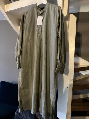 Monki shirtdress - Oanvänd. Köparen betalar frakt. 