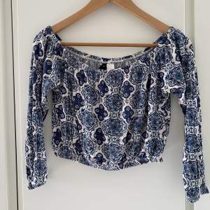 I’m selling this cute crop top in size S. Can be worn both off and on shoulder. 