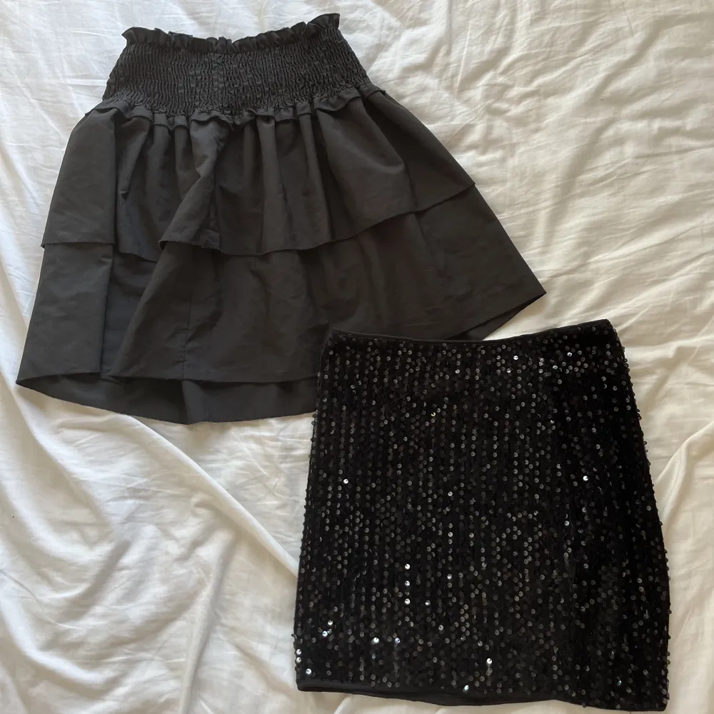 2 korta fina kjolar. Perfekt till sommaren och till fest. Båda är TRYCK EJ PÅ KÖP NU! köpte på shein. båda är i : M men passar s också. 40 kr st, båda för 70. Kjolar.