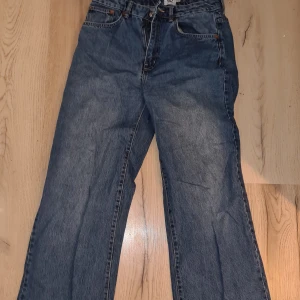 Mörkblå jeans - Köpta på loppis men märkte efter att de var för korta för mig. Därför aldrig anvädna av mig.