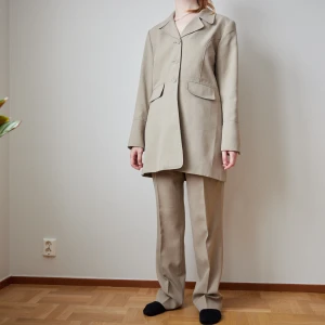 90tals kostym vintage - En vintage 90tals kostym från Hennes Collection med dragkedja i ärmen  Strl 42 men passar även 38-40 men då lite oversized