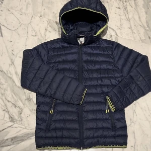 Vadderad jacka  - Jättefin jacka sparsamt använd. Storlek 146 Från Intersport. 
