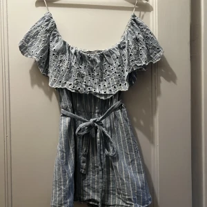 Somrig byxdress - Superfin byxdress (ser ut som en klänning framtill) från Zara. Har varit en stor favorit länge därav använt men absolut godkänt skick!  Sitter som en S 