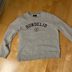 Bondelid tröja - Tjena, säljer min ljusgrå bondelid tröja eftersom den inte kommer till användning längre. Tröjan är i storlek M och är i väldigt bra sick. Nypris: 700 Mitt pris:450. Hör av er vid fler frågor!