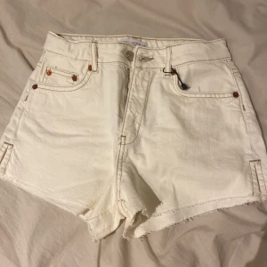 Zara shorts - Jag säljer dessa jeans shorts från zara då de inte passar mig längre, de är helt oanvända