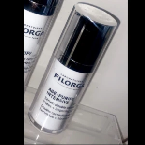 Filorga- Age-purify intensive serum - Ett serum med ultra-lätt återfuktande textur som passar den kombinerade/feta huden som är i obalans. ·Utjämnande effekt och fyller ut rynkor ·Porsammandragande ·Minskar finnar och blemmor ·Mattar ned ·Återbalanserar. Endast testad.  Inköpspris: 825:- 