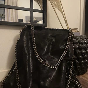 Fake Stella McCartney väska🫶🏻 - Intressekoll! Jättefin väska med stort utrymme. Buda ifall fler är intresserade👛🫶🏻