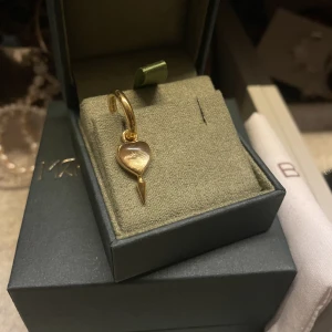 Maria nilsdotter örhänge - Säljer mitt helt nya maria nilsdotter örhänge! 2325 kr är nypris❤️