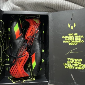 Adidas fotbollskor  - Adidas Messi 15.1 FG/AG. Storlek 44 (UK 9,5). De är endast använda en träning. Nypris 2 099:- mitt pris: 850:- (Orginalbox medkommer). Pris går att diskutera.