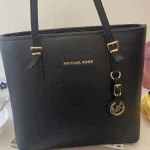Michael kors väska  - Skador vid remmar se bilden