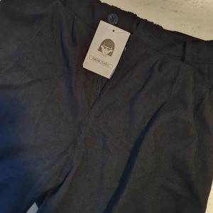 Svarta byxor - säljer då byxorna är för små i midjan. tunna och luftiga aldrig använda. står M i byxorna men de är väldigt små i storlek snarare en xs.