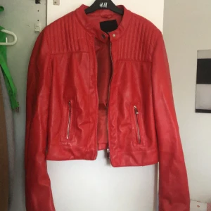 Röd skinjacka - Röd skinjacka, ✨perfekt skick✨