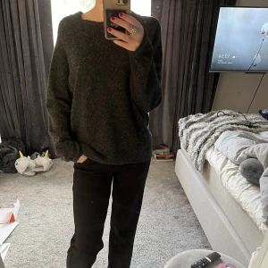 Stickad tröja  - Fin stickad tröja ifrån vero Moda i stl L.  I använt men fint skick. Säljer då den är för stor för mig och inte kommer till någon användning.