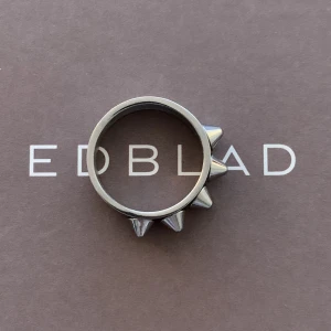 Peak Ring Single Steal - Edblad  - Snygg och trendig ring från Edblad som tyvärr var för stor för mig. I blankt rostfritt stål och i nyskick, därav priset🤍Nypris 349 kr SÅLD