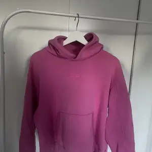 Jag säljer en rosa Levis hoodie i storlek S. Den är använd några gånger men är i bra skick.💞