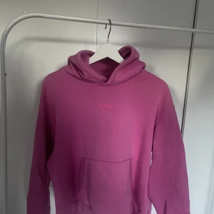 Hoodie - Jag säljer en rosa Levis hoodie i storlek S. Den är använd några gånger men är i bra skick.💞