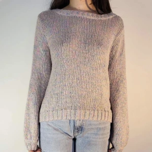 stickad glittrig tröja från H&M - använd men har fortfarande att ge. storlek M/L. har fint glittrigt garn. möter ej upp, postar enbart 🌸 