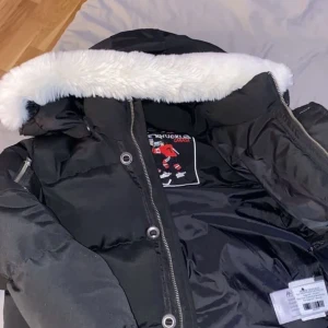 Moose Knuckles  - Tja! Säljer min moose knuckles jacka i storlek M Finns i Örebro