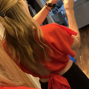 Röd topp med knytning i ryggen - Röd topp med knytning i ryggen. Från Boohoo i storlek s. Använd en gång. 