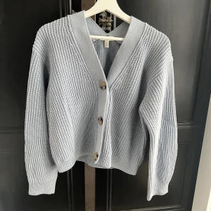 Stickad kofta - Blå stickad kofta ifrån H&M. Använd få gånger. Storlek XS. Nypris 249kr💙