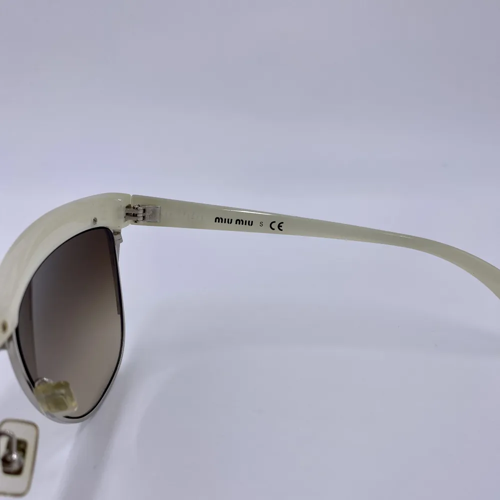 Vintage MIU MIU solglasögon  Nypris runt 2500kr Endast solglasögonen finns (Dom är lite slitna och några repor kan finnas) Köpte dom begagnade . Accessoarer.