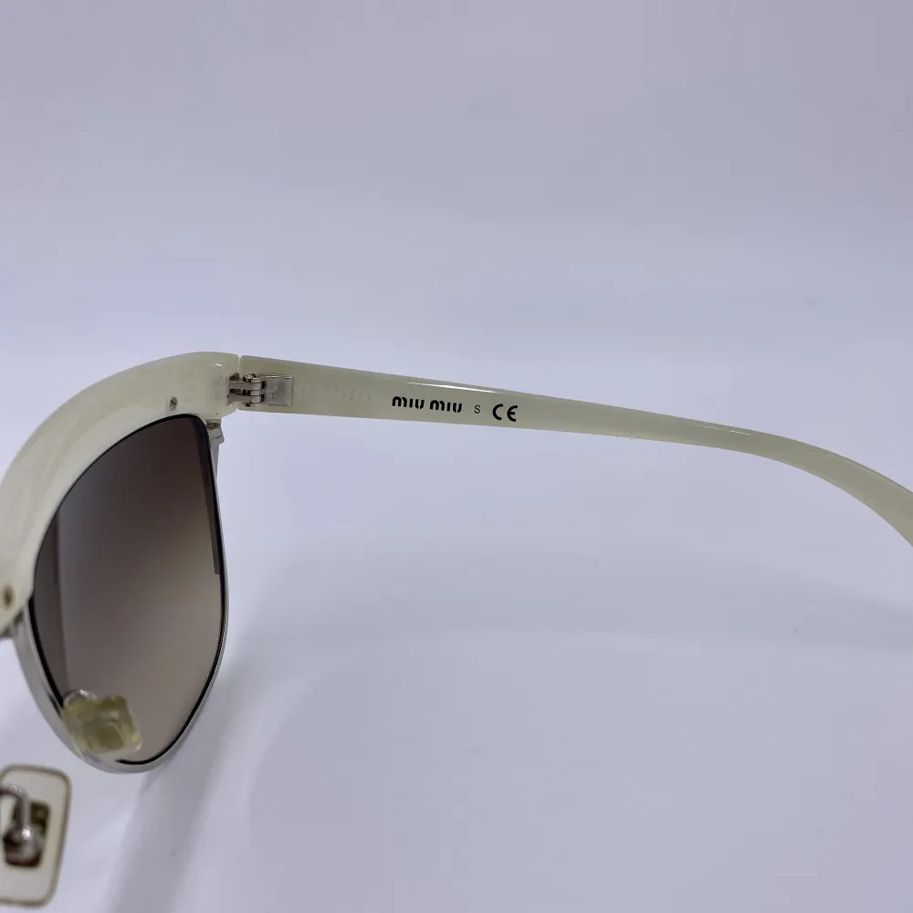Vintage MIU MIU solglasögon Nypris runt 2500kr Endast solglasögonen finns (Dom är lite slitna och några repor kan finnas) Köpte dom begagnade . Asusteet.