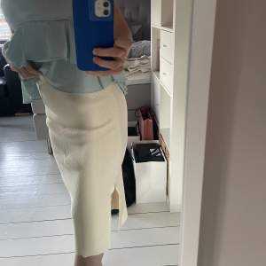 Ljusgul kjol från Zara! Knappt använd. Bara och höra av sig vid frågor🤍🤍