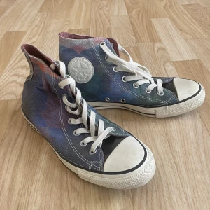 Äkta glittriga converse  - Äkta converse som har ett subtilt glitter i sig! Använda endast en gång.