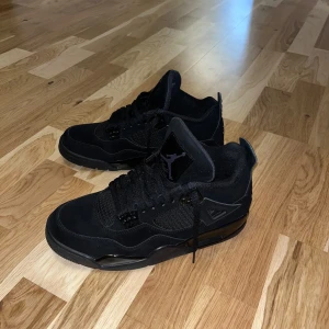 Jordan 4 Black cats - Säljer helt nya black cats använda 3 gånger. Såklart kommer skorna med originalboxen. Säljer de eftersom de inte passar min stil.  Condition: 10/10 Pris: 5000 kr kan gå ner vid snabb affär.  Storlek: 43