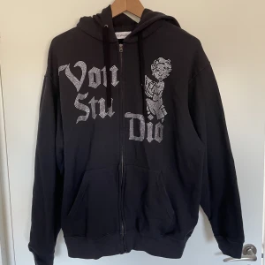Von Studio hoodie - Säljer min Von Studio tröja i stl L som sitter mer som än M. Sparsamt använd i skick 9/10 och nypris ligger runt 700 kr.