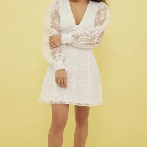 Klänning - Säljer nu min superfina klänning som aldrig kom till användning och som dessutom har lapparna kvar i en storlek 36💕 Skriv om ni är intresserade🥰