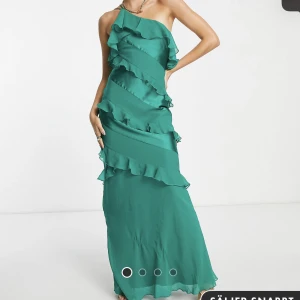 Balklänning - Säljer min helt nya klänning från Asos. Beställde fel storlek och kan inte skicka tillbaka för retur dagarna har gått ut! Lappen är på och den är endast testad en gång, superfin klänning som kan användas många olika tillfällen. Köptes för 929 kr