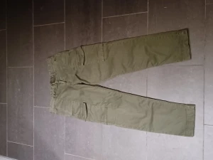 Hugo boss cargos - Militär gröna cargos från Hugo boss. Knappast använda då jag personligen inte gillar dem. Fick dom som en gåva. Tapered fit alltså ganska skinny.