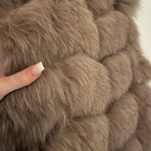 Pälsväst🐻 - Brun/beige pälsväst Endast använd några fåtal gånger, inköpspris runt 3500:- säljer billigt pga ena fickan är trasig! (Se bild) 🌸