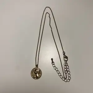 Guldigt halsband från H&M, använd en gång, kedja och hänge är i bra skick men spännet har tappat lite färg. Nypris 129kr. Frakt tillkommer!!!!!!