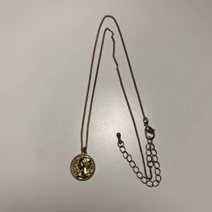 Halsband - Guldigt halsband från H&M, använd en gång, kedja och hänge är i bra skick men spännet har tappat lite färg. Nypris 129kr. Frakt tillkommer!!!!!!